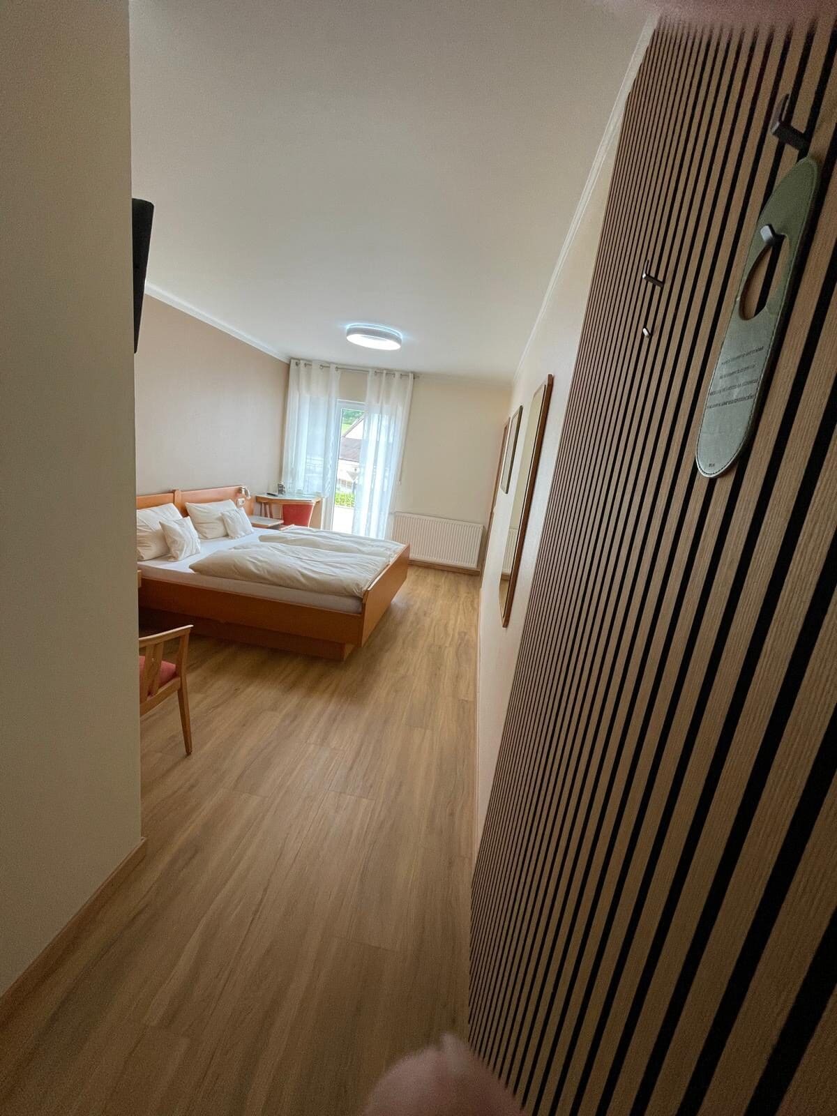 Komfort-Doppelzimmer mit Doppelbett und Holzboden im Landhaus Schend