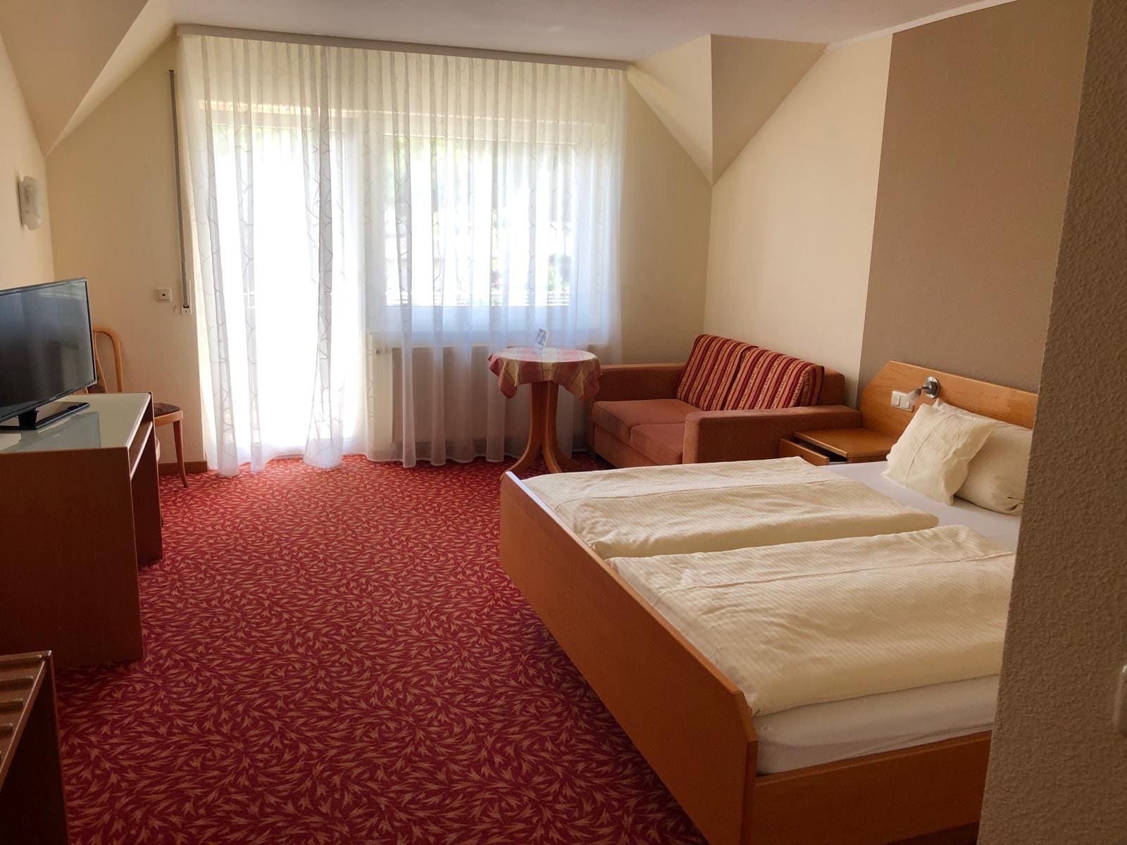 Doppelzimmer mit Sofa im Landhaus Schend