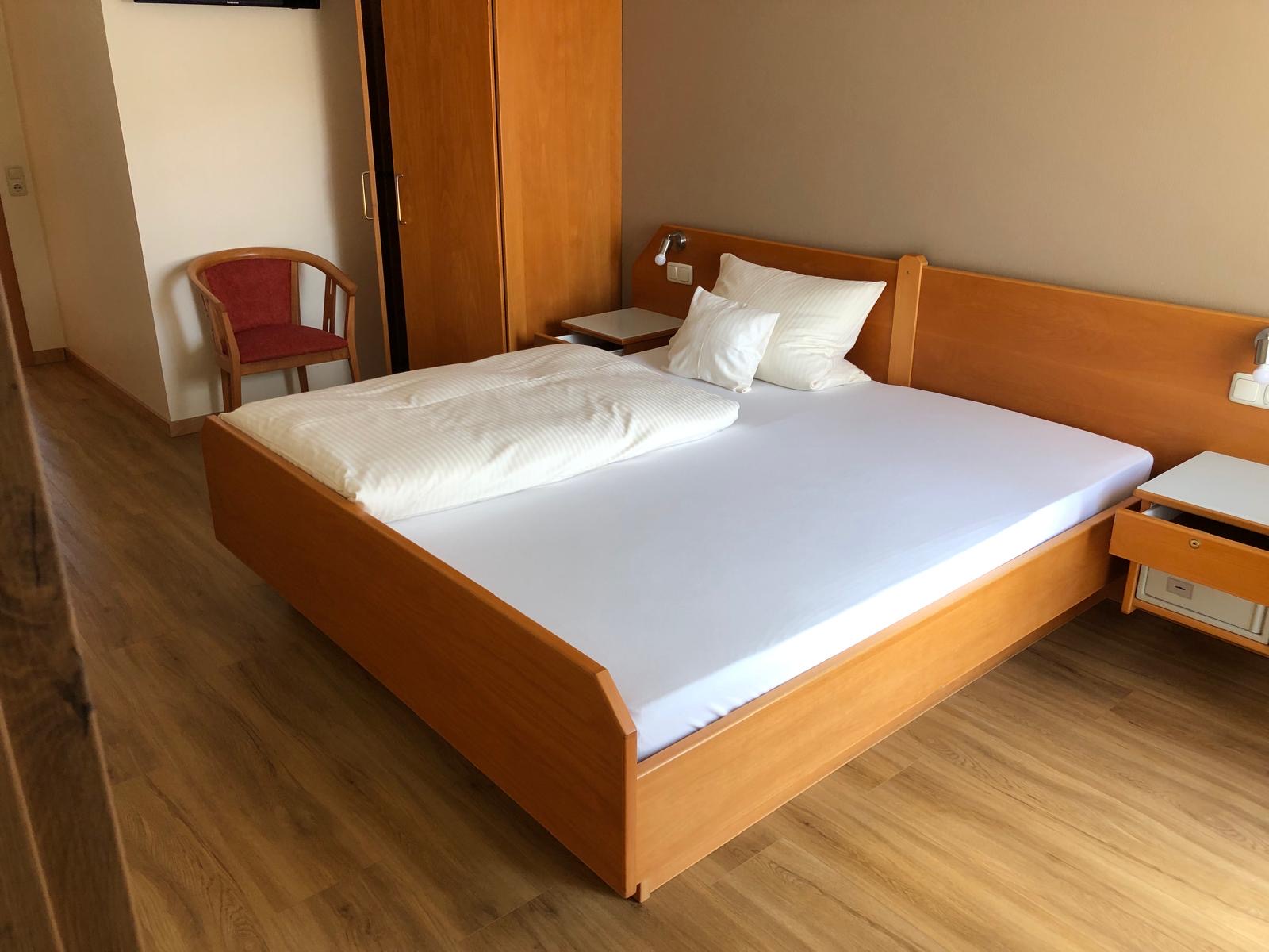 Renoviertes Doppelzimmer mit Holzboden im Landhaus Schend