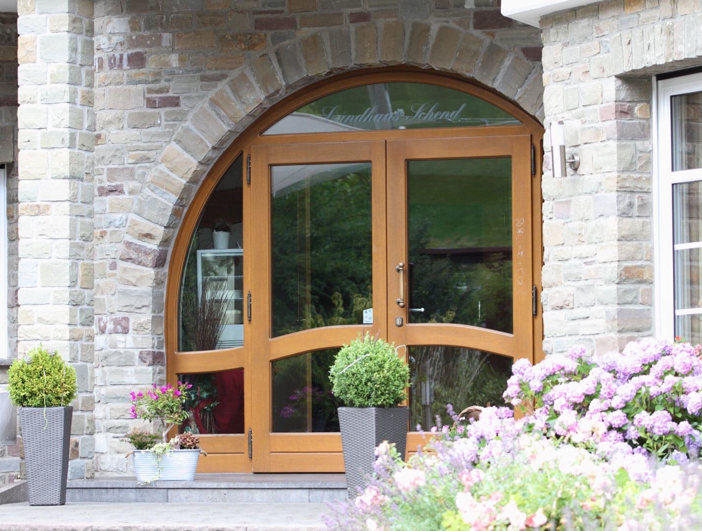 Entrée avec arche et hortensias