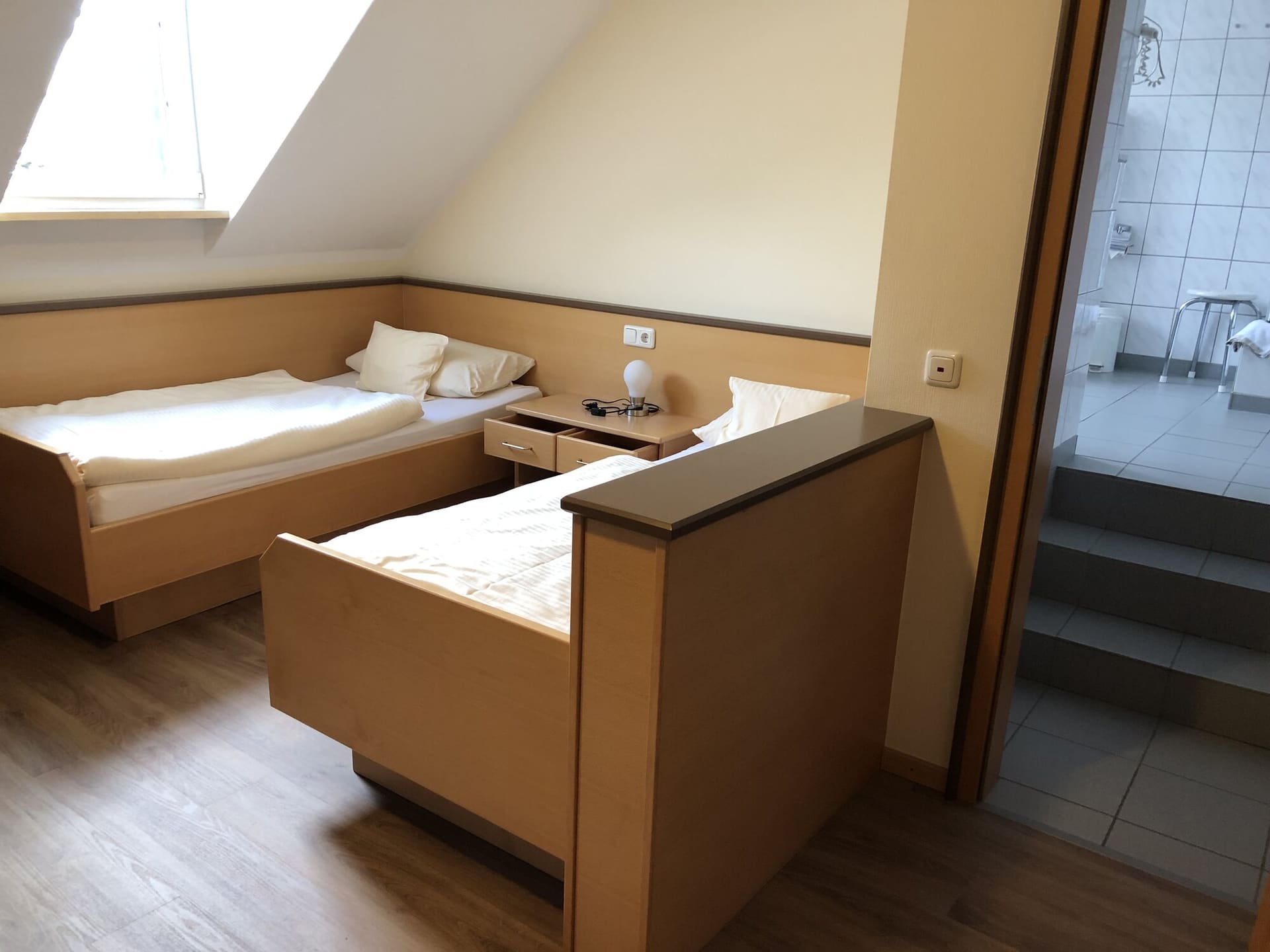Familienzimmer mit Kinderbetten und Bad im Landhaus Schend