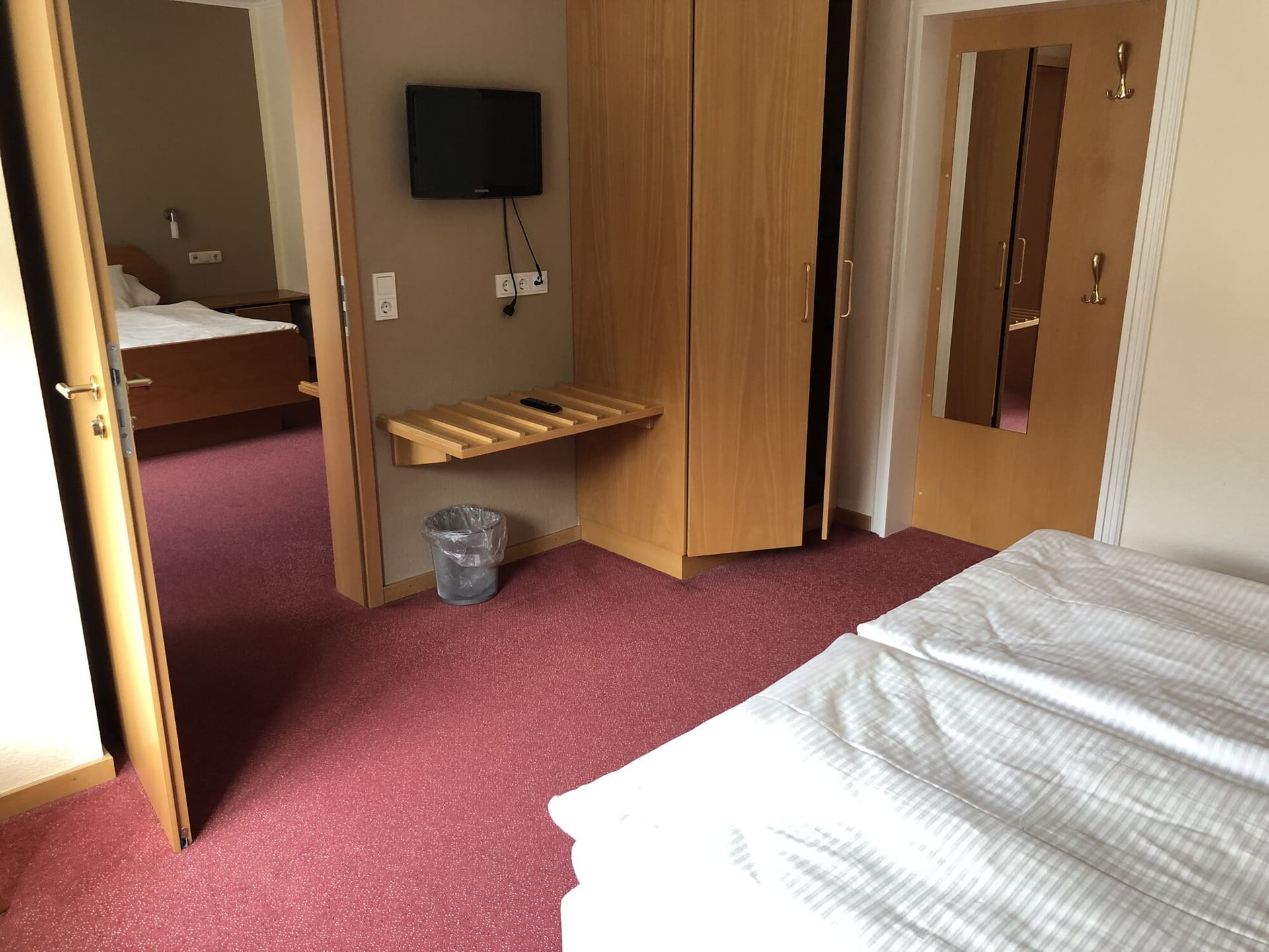 Wohnbereich des Familienzimmers mit TV im Landhaus Schend