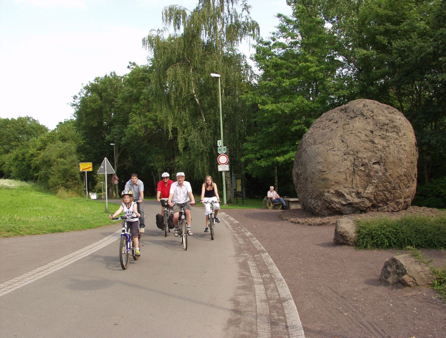 Cycliste sur la piste cyclable dans l'Eifel volcanique
