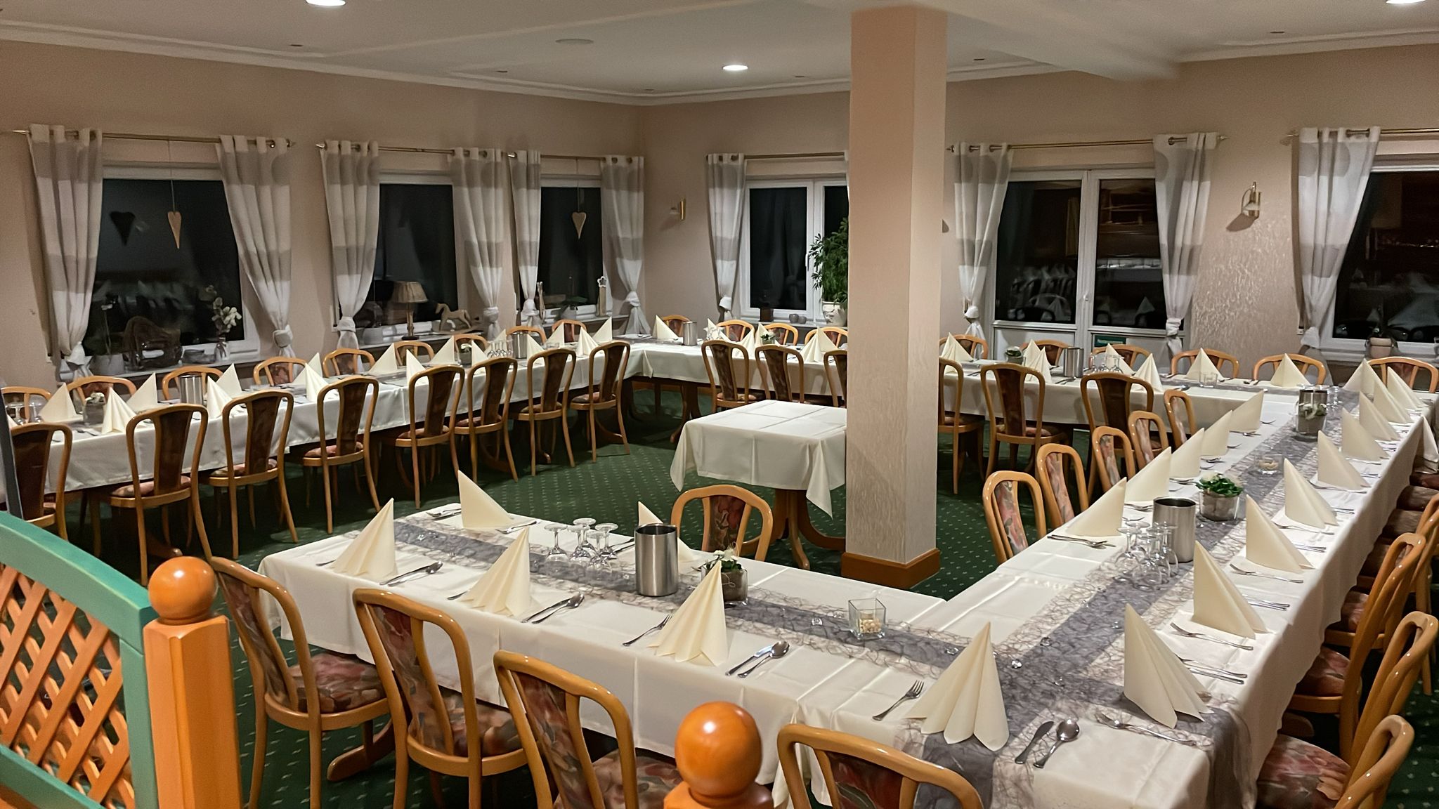 Grande salle à manger du Landhaus Schend avec tables dressées et baie vitrée