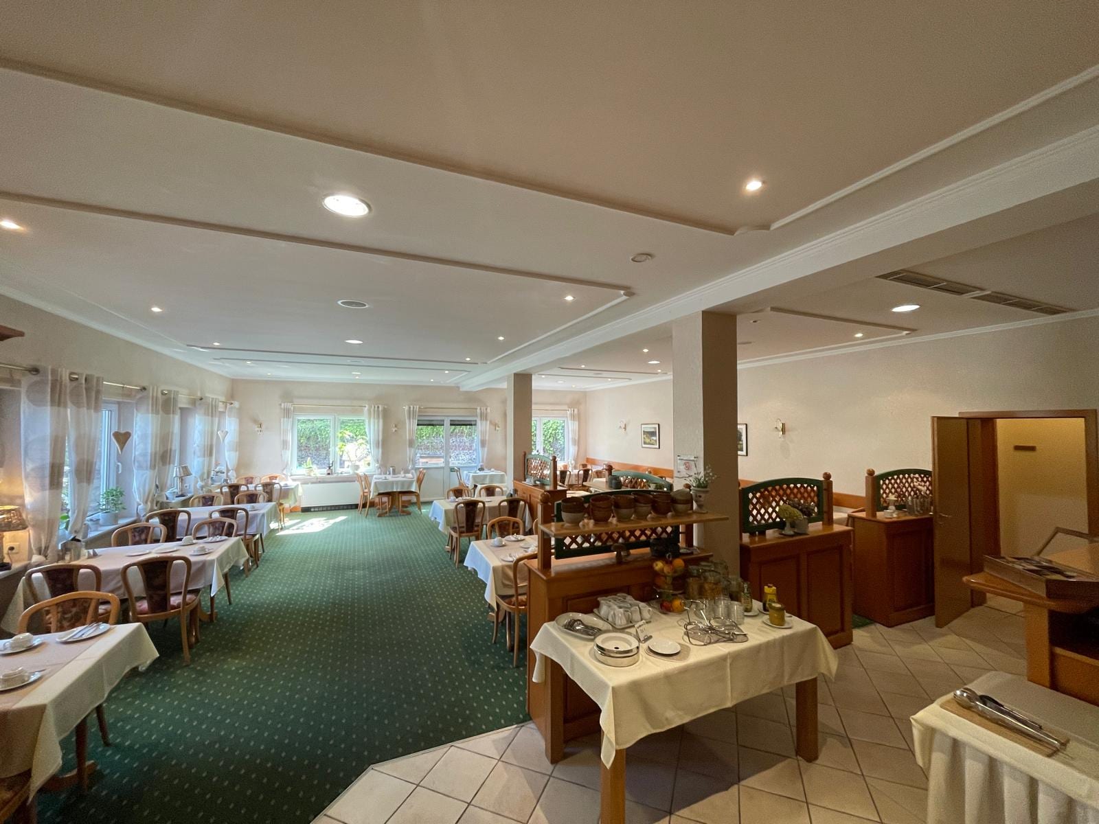 Heller Speisesaal mit Buffet im Restaurant des Landhaus Schend in Immerath