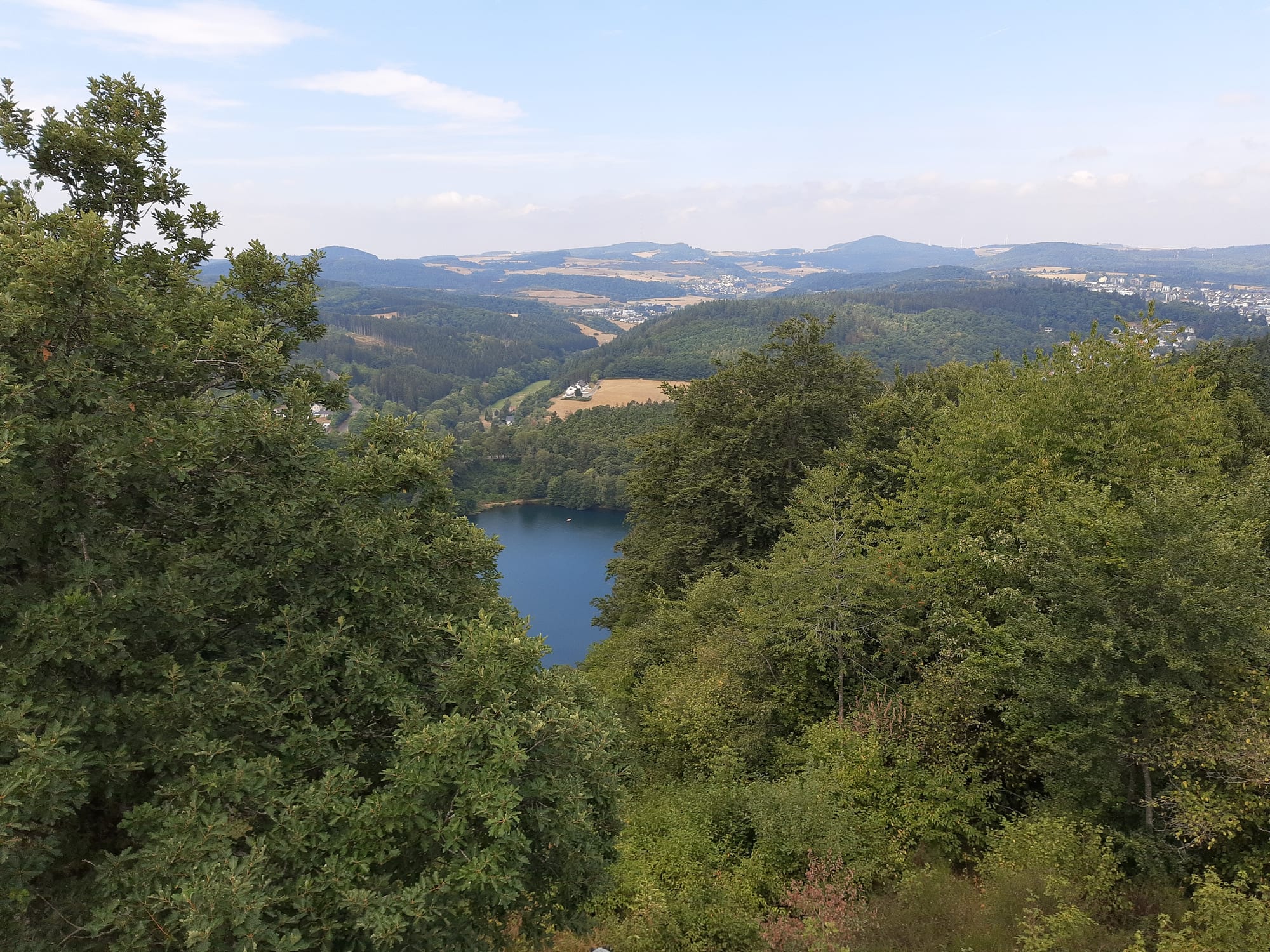 Blick vom Dronketurm auf das Gemündener Maar bei Daun